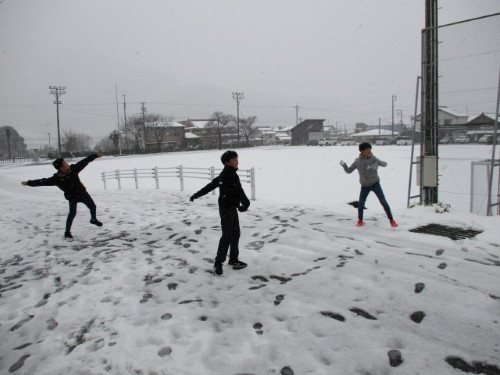 6年雪投げ