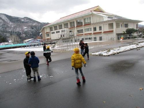 中庭雪投げ