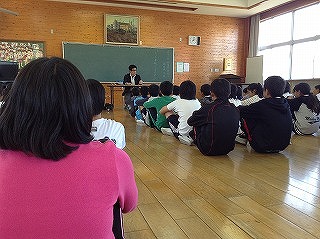 森田さんの話を聞く様子①