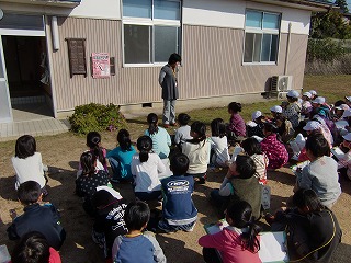 始めは児童館の前であいさつです。