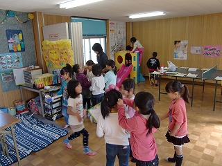 児童館には中にも外にも遊具があり、たくさん遊びました。
