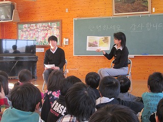 イムさんと田中先生が交互に読みました