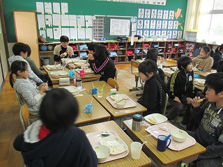 6年生は西村先生と交流給食