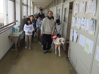 野澤さんとククと一緒に廊下を歩きました