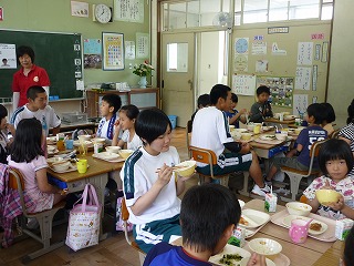 給食交流の様子