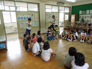 休憩の様子(ハンカチ落とし)