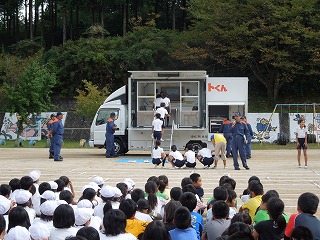 １　ドキドキしながら乗り込みます。