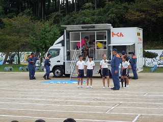 ３　終わった後は消防士さんにインタビューされ、感想を伝えました。