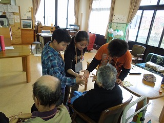 じゃんけんで勝ったお年寄りにプレゼント