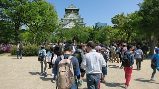 そびえたつのは大阪城です