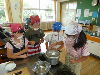 ゆで卵をゆでる様子。半熟or固ゆでどちらがお好き？
