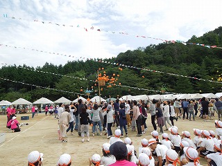 地域の方にも参加していただいた玉入れ