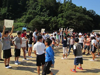 登校班ごとに整列する様子