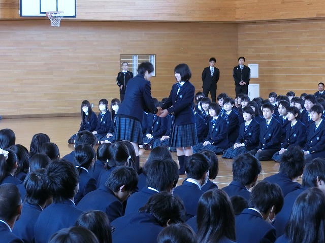生徒会長と新入生代表が握手