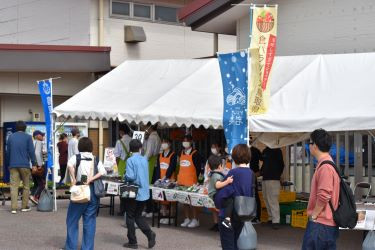 野菜加工品販売風景