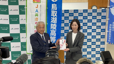 ①目録贈呈