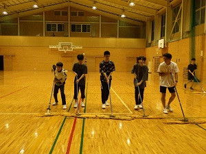 男子モップがけ