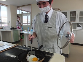 目玉焼きを作っています