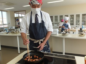 野菜炒めを作っています