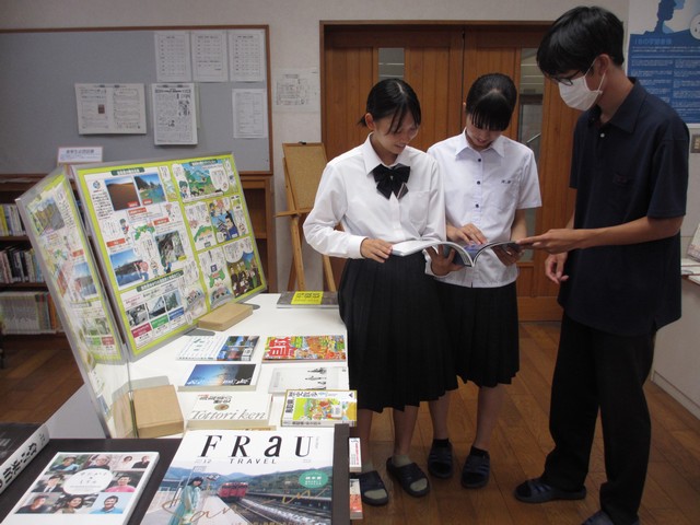 鳥取に関する本を眺める生徒たち