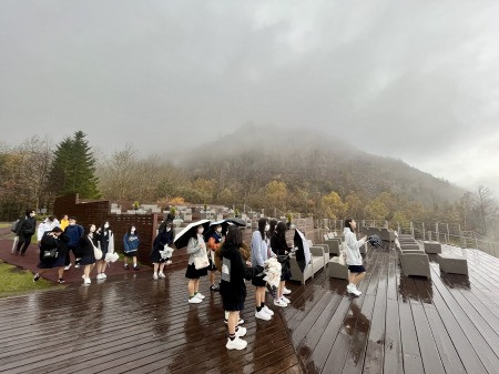 有珠山山頂はあいにくの雨