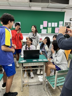 桃園高校の生徒に囲まれて