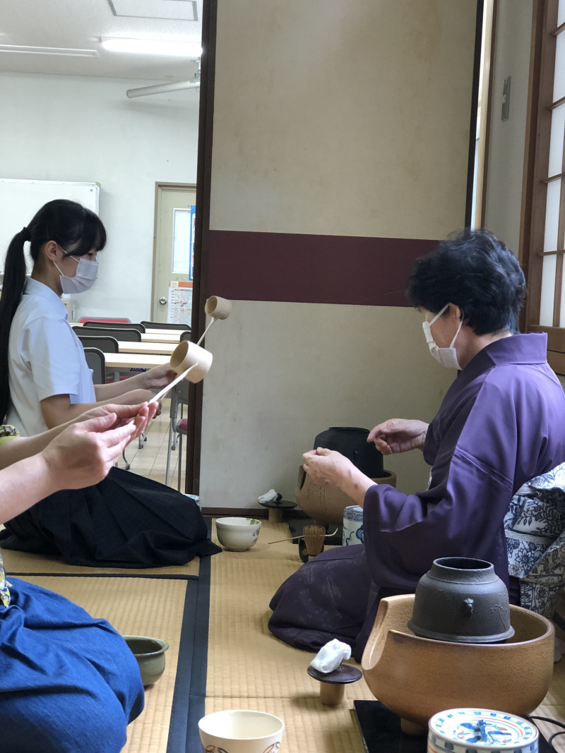 釜でお茶を点てる作法を練習中