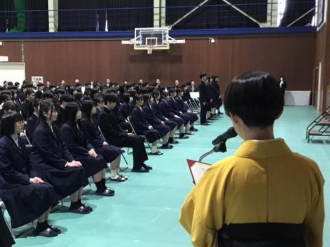 卒業生証書授与