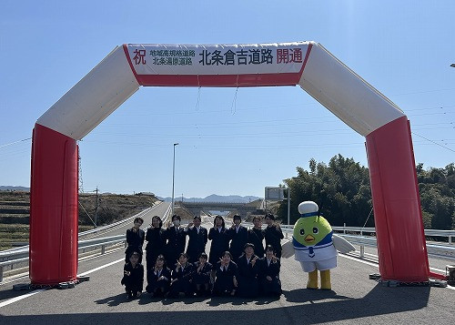 ゲートの下で記念撮影