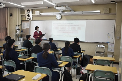 今年度のCG活動について説明を受ける生徒たち。
