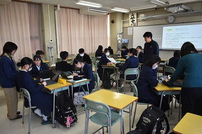 班員が連絡を取れるよう連絡先を交換中