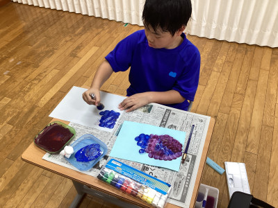 あじさいの絵を描く児童