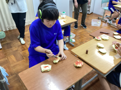 ソースを塗っています