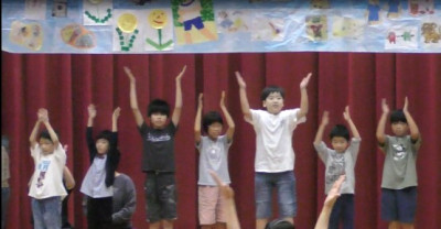 歌や身体表現で幸せなら手をたたこうを披露しました。