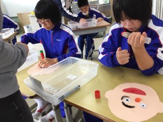 隣で制作