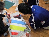 ローラーで虹を塗る