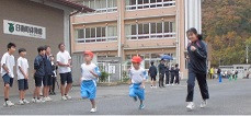 マラソン大会小学校へ交流