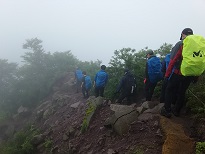 狭い尾根を通過