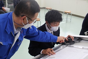 社会人講師（電気製図）の様子