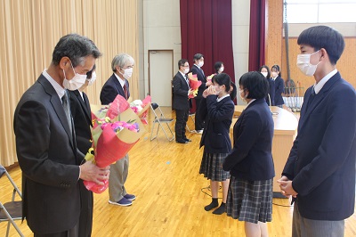 花束贈呈の様子