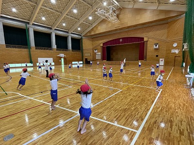 1体育たのしくおどろう音楽に合わせて手拍子やジャンプで踊った