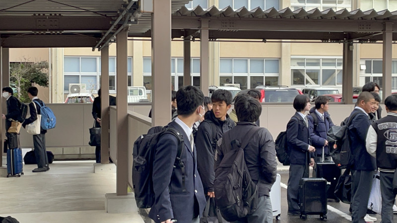 2　バスを待っています