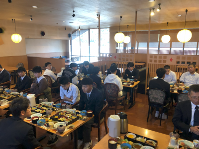 1_昼食の様子（機械科）