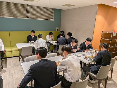 PXL_20251203_220149035