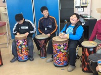 石田さんが太鼓と一緒に笑っている写真
