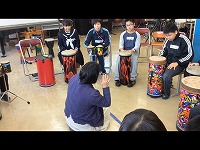 竹森（そう）さんたちが真剣に太鼓をたたいている様子
