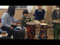 太田さん笑顔で太鼓をたたく様子