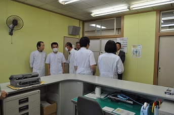 カウンター前で待機中