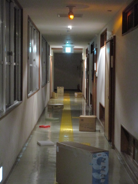 廊下に段ボール
