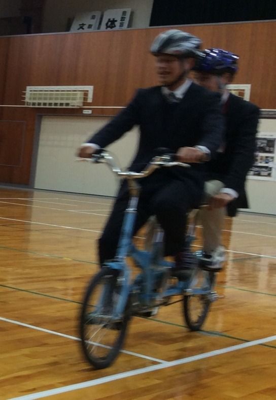 自転車に乗っている様子